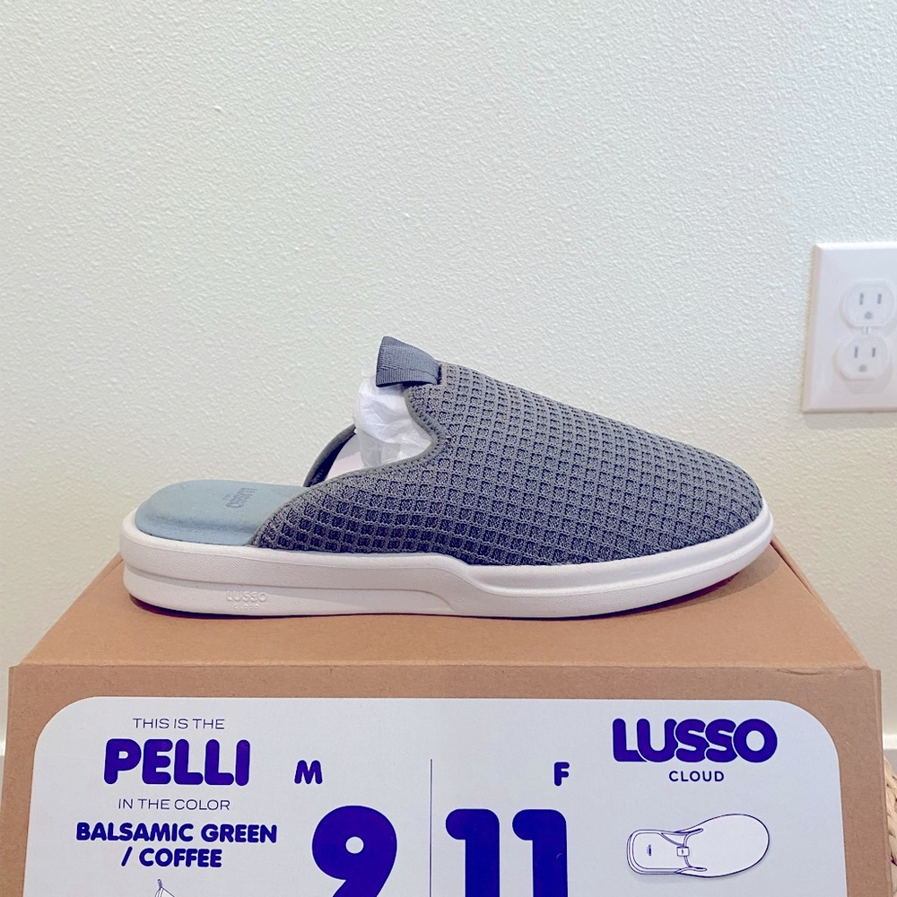 Lasso Cloud Slippers size 9 men’s 11 women’s